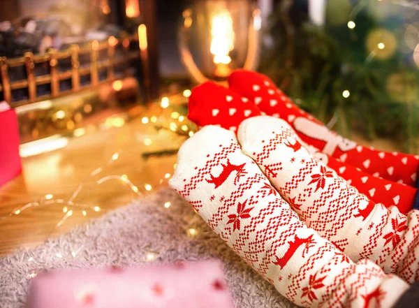Lindos Pies Pequeños Niños Calcetines Navidad Junto Chimenea —  Fotos de Stock
