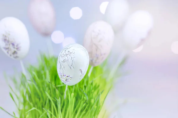 Весняний Луг Зеленої Трави Великодніми Яйцями Ніжним Квітковим Принтом Сіро — стокове фото