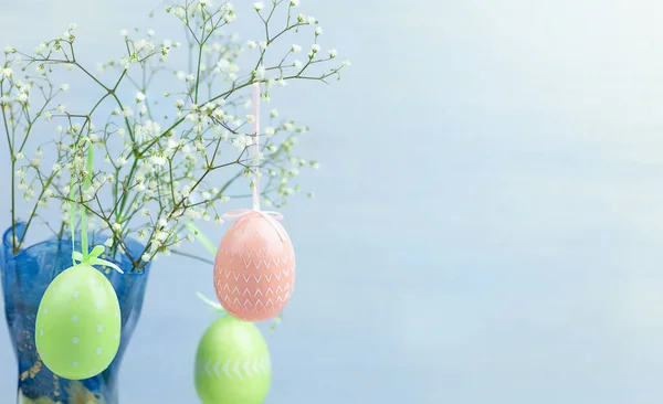 Рожеві Зелені Великодні Яйця Висять Квіткових Гілках Світло Блакитний Фон — стокове фото