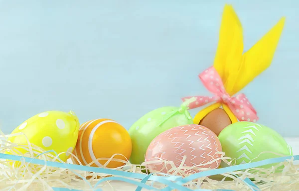 Різнокольорові Великодні Яйця Лежать Дерев Яному Столі Фон Блакитний Весна — стокове фото