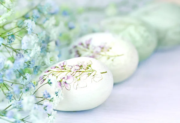 Пасхальні Яйця Квітковим Візерунком Оточені Весняними Білими Синіми Квітами Синьому — стокове фото