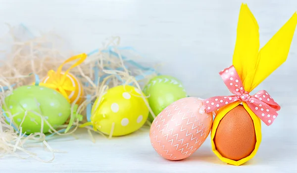 Пасхальні Яйця Рожеві Загортаються Кролика Передньому Плані Різнокольорові Яйця Дефокусі — стокове фото