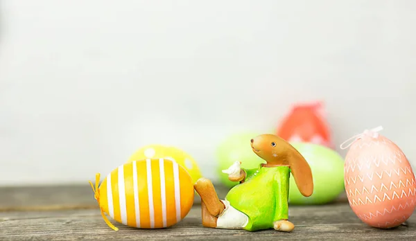 Пасхальний Кролик Поруч Розписом Різнокольорових Великодніх Яєць Дерев Яному Тлі — стокове фото