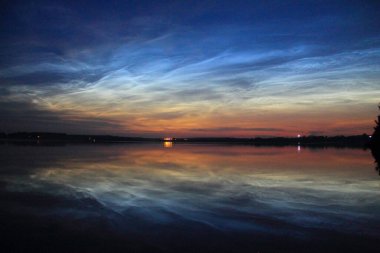 Gölde gün batımı