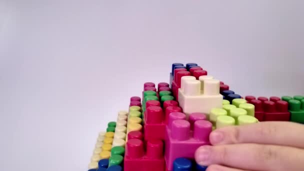 Plastik Yapı Taşlarıyla Oynayan Bir Çocuk Eller Yukarı — Stok video