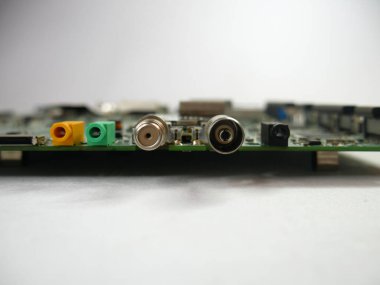 Anten ve kablo TV bağlantıları bir TV anakartında, kapatın
