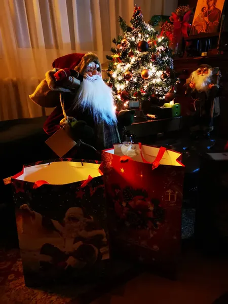 Κούκλα Άγιος Βασίλης Στέκεται Ανάμεσα Στο Χριστουγεννιάτικο Δέντρο Και Τις — Φωτογραφία Αρχείου