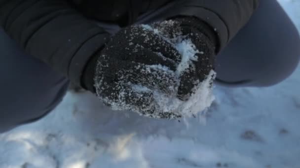 Κοντινό Πλάνο Στα Χέρια Κάποιου Που Φτιάχνει Χιονόμπαλα Άτομο Φοράει — Αρχείο Βίντεο