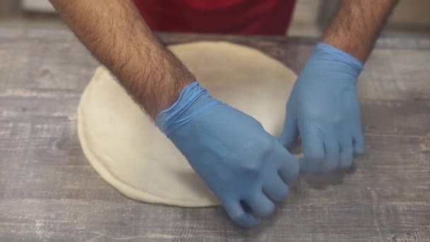 Σεφ Ετοιμάζει Πίτσα Στην Κουζίνα — Αρχείο Βίντεο
