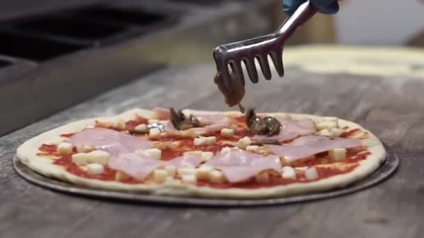 Шеф Кухар Готує Піцу Кухні — стокове відео