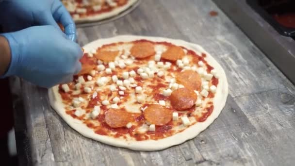 Bucătarul Pregătește Pizza Bucătărie — Videoclip de stoc