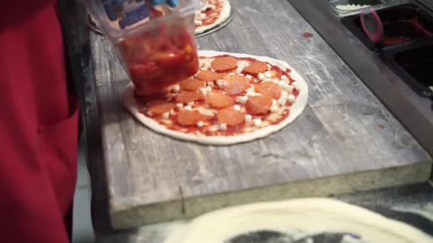 Chef Bereidt Pizza Keuken — Stockvideo