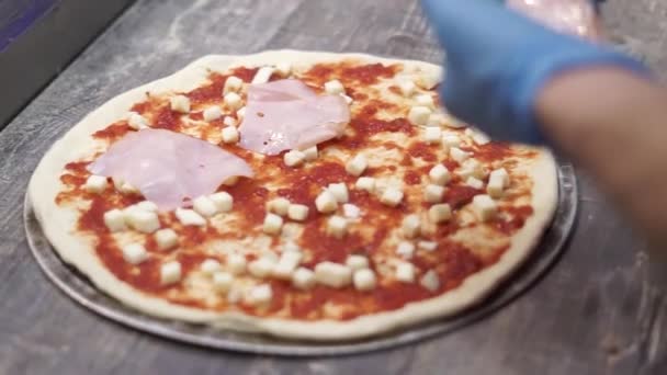 Chef Prepara Pizza Cucina — Video Stock