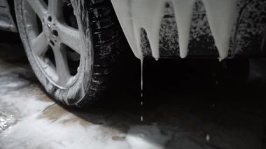 Araba bir oto yıkamada köpükle yıkanır.