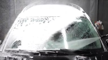 Araba bir oto yıkamada köpükle yıkanır.