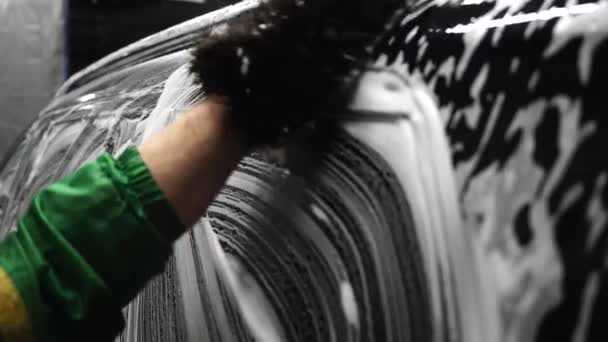 Carro Lava Uma Lavagem Carro Com Espuma — Vídeo de Stock