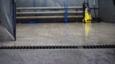 Bir benzin istasyonunda tekerlek değiştirme