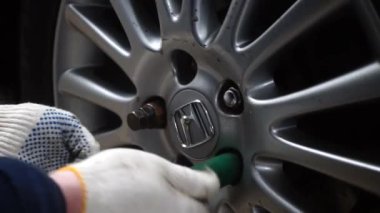 Bir benzin istasyonunda tekerlek değiştirme