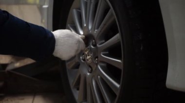 Bir benzin istasyonunda tekerlek değiştirme
