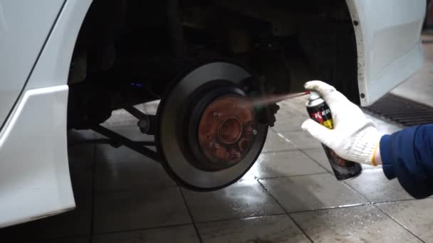 Bir Benzin Istasyonunda Tekerlek Değiştirme — Stok video