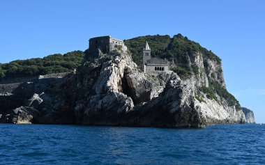 San Pietro Kilisesi Porto Venere köyündeki kayalıklarda.