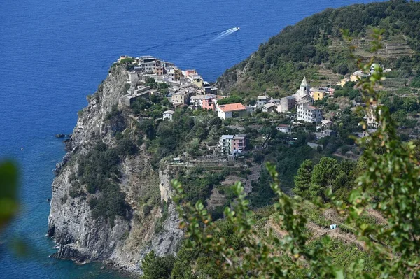 看Corniglia村 看俯瞰五台海的海角 — 图库照片