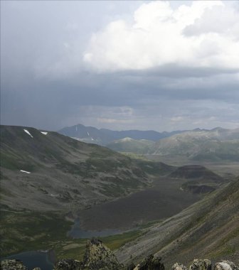 Sayan dağlarında harika bir yerde bulunan güzel bir dağ sırasının manzarası
