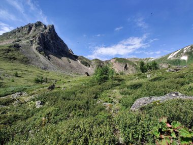 Sayan dağlarında harika bir yerde bulunan güzel bir dağ sırasının manzarası