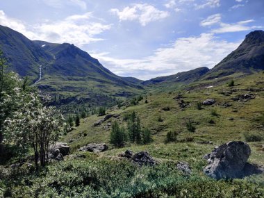 Sayan dağlarında harika bir yerde bulunan güzel bir dağ sırasının manzarası