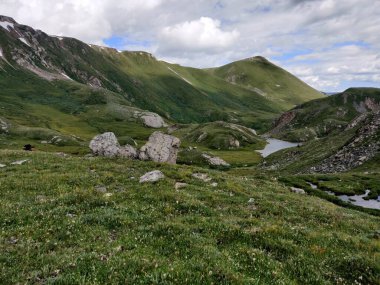 Sayan dağlarında harika bir yerde bulunan güzel bir dağ sırasının manzarası