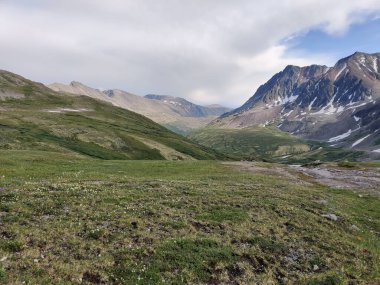 Sayan dağlarında harika bir yerde bulunan güzel bir dağ sırasının manzarası