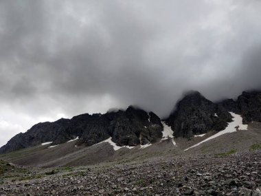 Sayan dağlarında harika bir yerde bulunan güzel bir dağ sırasının manzarası