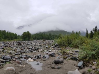 Sayan dağlarında harika bir yerde bulunan güzel bir dağ sırasının manzarası