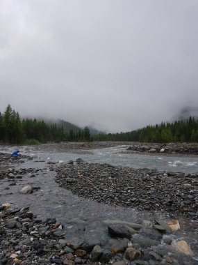 Sayan dağlarının doğusundaki sıradağlar arasında doğan güzel bir dağ nehri.