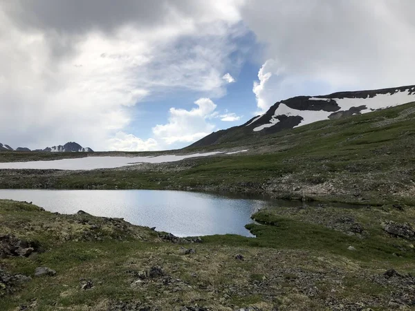 Widok Górskie Jezioro Pięknym Miejscu Unikalnym Widokiem Góry Drodze Doliny — Zdjęcie stockowe