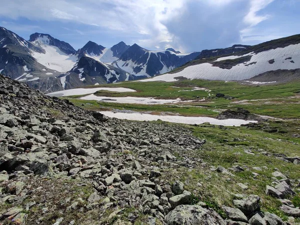 Paisaje Una Hermosa Cordillera Situada Lugar Maravilloso Las Montañas Sayan — Foto de Stock