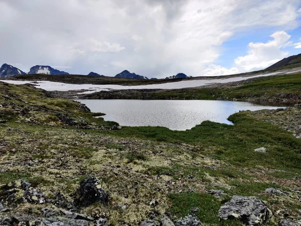Widok Górskie Jezioro Pięknym Miejscu Unikalnym Widokiem Góry Drodze Doliny — Zdjęcie stockowe