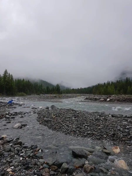 Sayan dağlarının doğusundaki sıradağlar arasında doğan güzel bir dağ nehri.