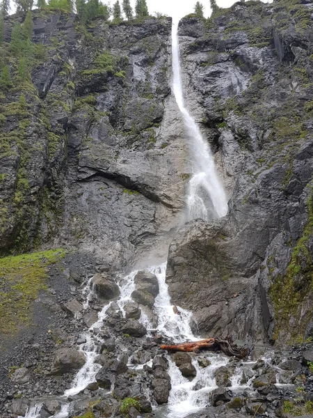 Widok Wodospad Położony Górskiej Rzece Unikalnym Widokiem Góry Drodze Doliny — Zdjęcie stockowe