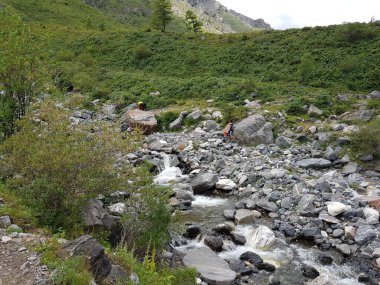 Sayan dağlarının doğusundaki sıradağlar arasında doğan güzel bir dağ nehri.