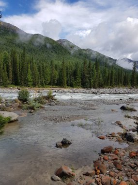 Sayan dağlarının doğusundaki sıradağlar arasında doğan güzel bir dağ nehri.