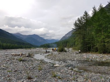 Sayan dağlarının doğusundaki sıradağlar arasında doğan güzel bir dağ nehri.