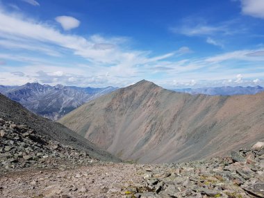 Sayan dağlarında harika bir yerde bulunan güzel bir dağ sırasının manzarası