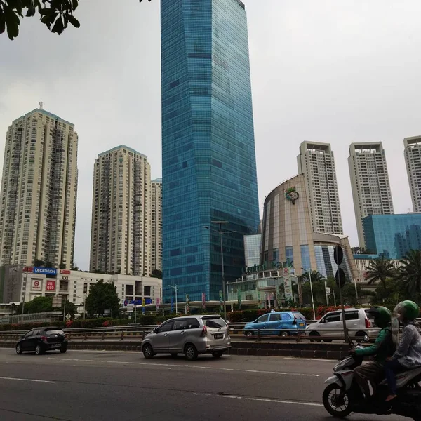 Jalan Raya Dengan Kendaraan Dan Apartemen Tajung Duren Jakarta Barat — Stok Foto