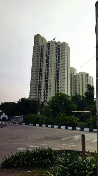 朝ジャカルタのジャラン ケマヨランの状況と道路を飾るアパート — ストック写真