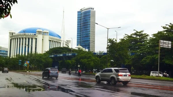 中央ジャカルタの道路 バグーンビル 車両は雨の後を通過 — ストック写真
