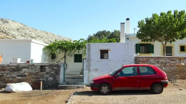 一辆红色的旧汽车停在古老的白色房子前 一辆旧街上的汽车 房子附近的一辆红色汽车 — 图库视频影像