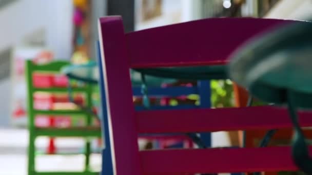 Cadeiras Multicoloridas Fora Foco Café — Vídeo de Stock