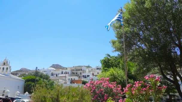 Bandera Griega Jardín Flores Fondo Una Ciudad Blanca — Vídeo de stock