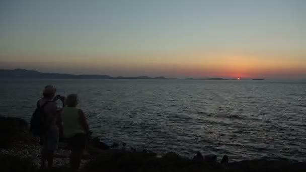 海に沈む夕日 海辺での時間の経過 — ストック動画